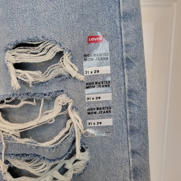 NWT‎ Levi's Casual High-Waisted Mom Distressed Jean Lightwash, Size 31×29 - Picture 7 of 11